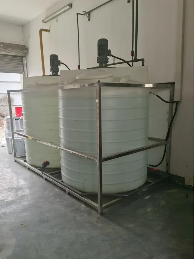 全自动投加设备、次氯酸钠投加设备、次氯酸钠加药设备、6000L次氯酸钠储药箱。